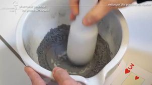 Mélanger des poudres au mortier